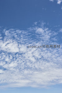 蔚蓝天空中飘浮着朵朵白云