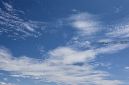 高远蓝天配流云，轻盈舒展如画卷