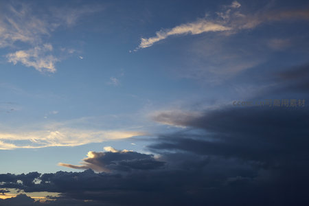 日落云海翻涌，暗影与霞光共舞