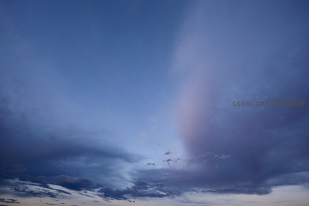 暮色苍穹，云霞如画染天际