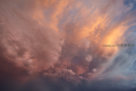 霞光万丈染云海，暮色苍穹如画卷