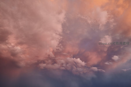 粉紫云涛翻涌时，天幕如诗画中来