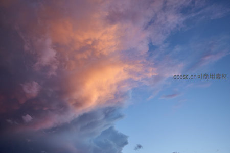 金辉破云照苍穹，半边天色半边晴