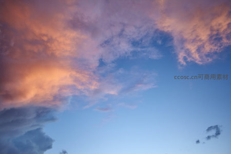 云霞绚烂映碧空，天边一抹醉人红
