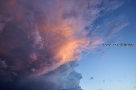 霞光万丈染云海，暮色苍穹如画卷