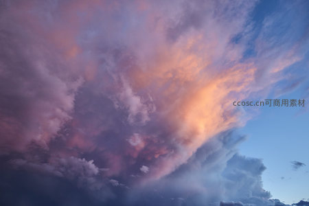 夕阳熔金绘天幕，云涛翻涌似仙境