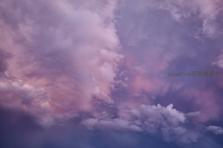 紫霞漫天云卷舒，暮色温柔抚苍穹