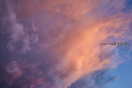 赤焰云霄映碧空，天地一色共辉煌