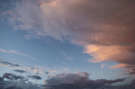 暮云千重染霞色，天光云影共徘徊