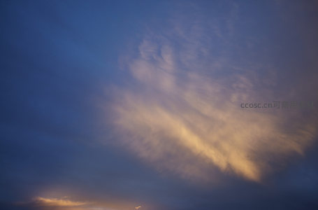 暮色云霞染天际，流光溢彩绘苍穹