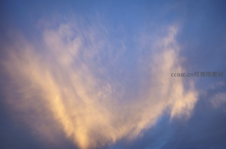 云海翻涌映夕照，天幕如画展宏图