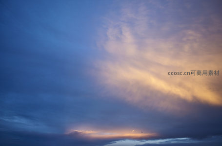 霞光万道破云层，苍穹静谧待星临