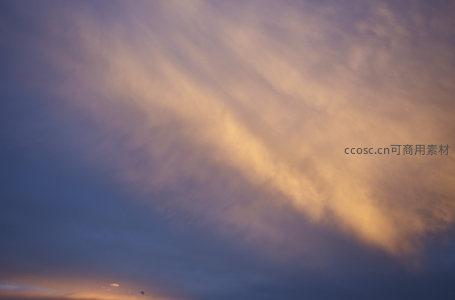 斜阳穿云洒金辉，天边云絮舞翩跹