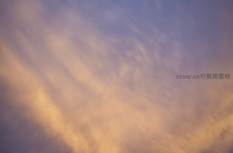 暮色云霞染天际，紫金交融如画卷