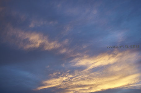 霞光万道映云海，暮色苍茫醉长空