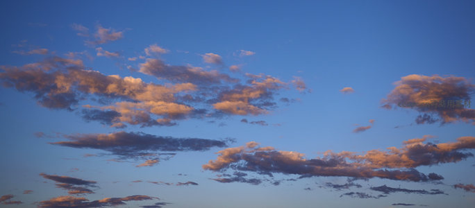 蓝天缀粉云朵，夕阳轻抚如梦境