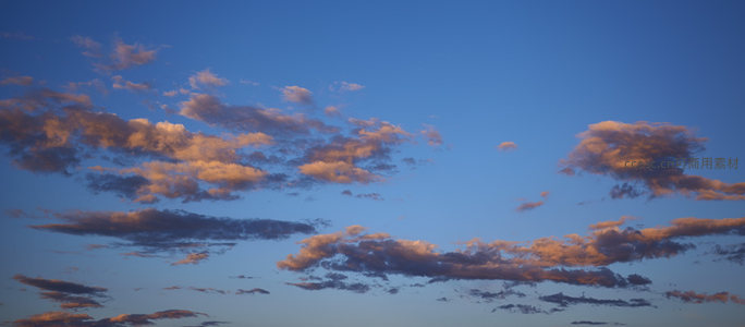 晚霞染云，天空如画布般绚烂