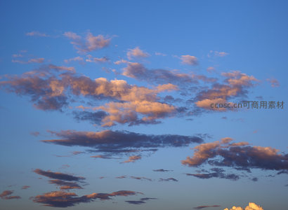 粉紫云层铺展，天空诗意盎然