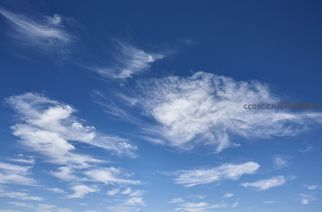 卷云如丝，蓝天澄澈无垠