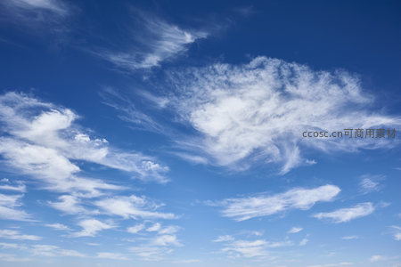 蔚蓝天空中飘浮的洁白云朵