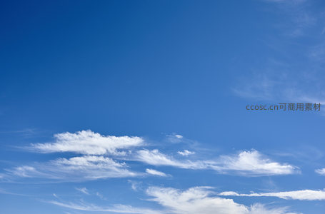 碧空万里，云迹轻描淡写