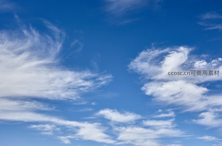 广阔无垠的蔚蓝天空与流云