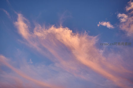 日落时分染上粉橙霞光的云彩