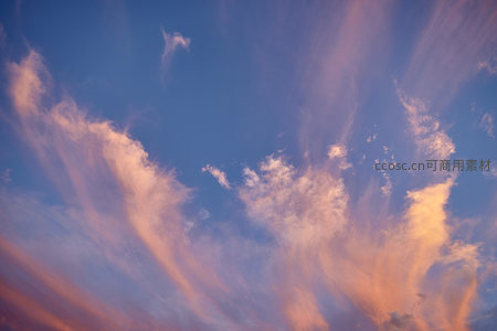 绚丽晚霞映照下的流动云纹