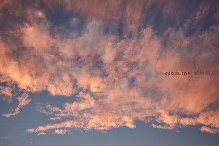 云海翻涌时，霞光铺满天