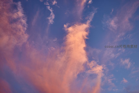 云卷云舒处，霞影舞长空