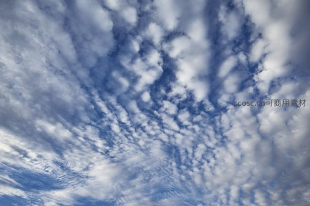 蓝天白云间，朵朵似棉絮
