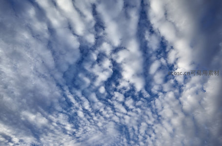 蓝天白云交织的壮丽天幕
