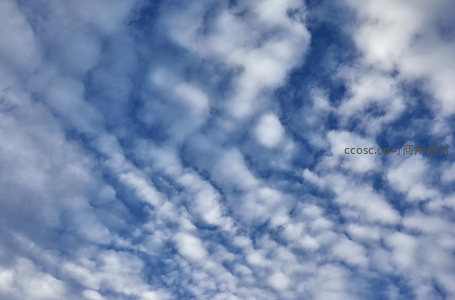 阳光穿透云隙洒落的梦幻天空