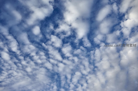 纯净无瑕的棉花糖般云朵布满苍穹