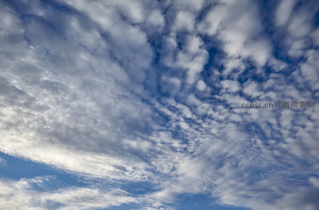 蓝天白云交织的壮丽天幕