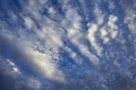 流动云海铺展于湛蓝苍穹
