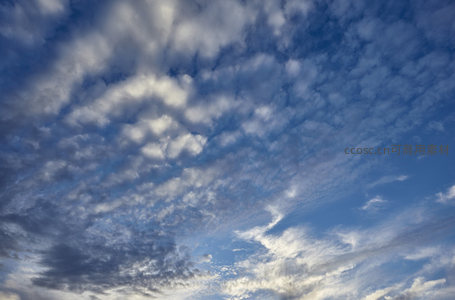 细腻云纹点缀澄澈碧空