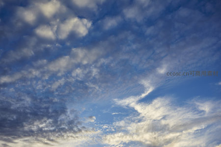 夕阳余晖染金边的云海奇观