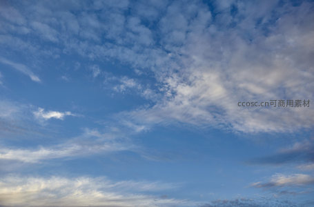 蔚蓝天空中飘浮着朵朵白云