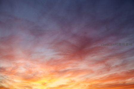 橙红霞光穿透薄雾云层