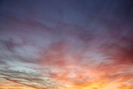 暮色苍穹下云霞层层叠叠