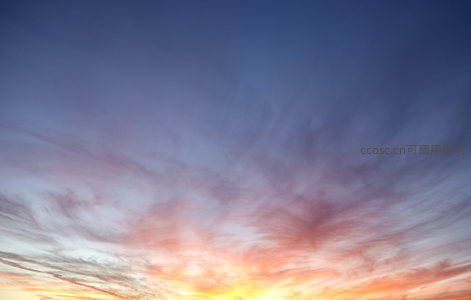 绚丽晚霞染红天际，云海翻腾如画