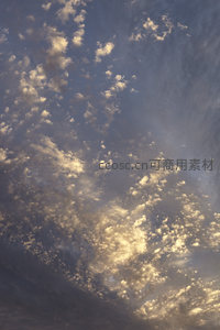 阳光穿透云层洒下金辉，天空如诗