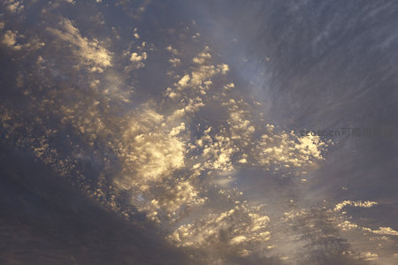 云海翻涌金光闪耀，天空盛景无双