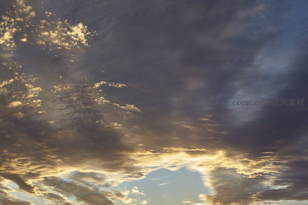 暮色苍穹云影婆娑，光影流转如歌