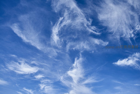 晴空万里下舞动的云之精灵