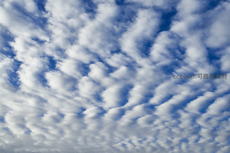 鱼鳞状云层铺满湛蓝天际线
