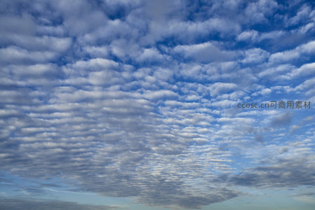 蓝天白云层叠如画，自然美景尽收眼底