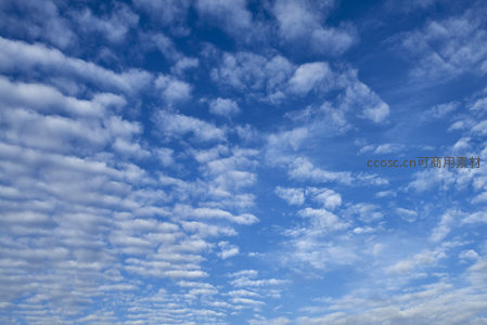 晴空万里云卷云舒，清新天空令人神怡