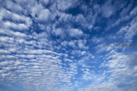 绵延云层铺满苍穹，蓝天画卷气势恢宏